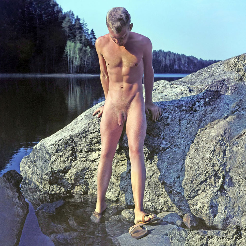 Nackt und frei in der Natur - Nackter Mann bei einer Nordlandfahrt, Skandinavien